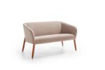 Canapea Pao, tapițată, picioare din lemn, personalizabilă