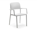Scaun Riva, structură din polipropilenă cu fibră de sticlă, tratat UV, cotiere integrate, material reciclabil, stivuibil